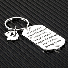 Load image into Gallery viewer, New Dad Gifts Daddy to Be Keychain Pregnancy Baby Born Announcement Gifts for Men New Dad First Time Father Pa Father’s Day Congratulations Birthday Anniversary Christmas Gifts for Him Male Jewelry